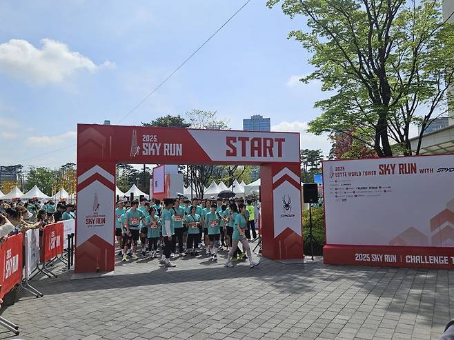 20일 오전 서울 송파구 롯데월드타워 아레나 광장에서 '2025 롯데월드타워 스카이런(SKY RUN)' 참가자들이 출발선에서 서 있다. 사진=이정화 기자