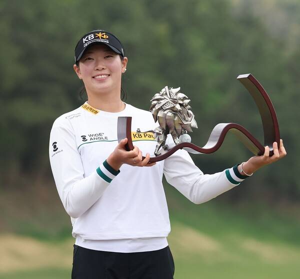 2025년 한국여자프로골프(KLPGA) 투어 넥센·세인트나인 마스터즈 대회 우승을 차지한 장타자 방신실 프로가 우승 트로피를 들고 포즈를 취하는 모습이다. 사진제공=KLPGA