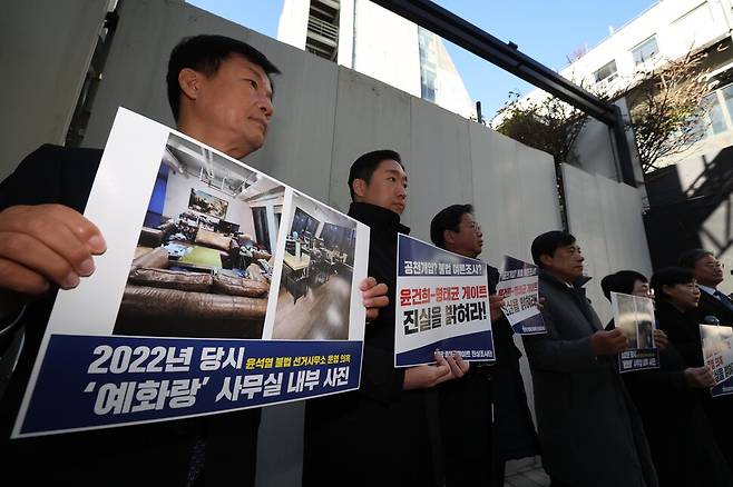 더불어민주당 명태균 게이트 진상조사단 박균택 의원과 김용만, 김승원, 이성윤, 박정현, 서영교, 이연희, 신용한 전 서원대 교수, 송재범 공익제보조사본부장 등이 18일 오전 서울 강남구 예화랑 앞에서 ‘윤석열 대통령의 대선 기간 불법 선거사무소 운영’ 관련 기자회견을 열고 있다. 예화랑은 윤석열 대통령이 지난 대선 기간 동안 선거관리위원회에 신고하지 않은 불법 비밀 선거사무소를 운영했다는 의혹이 제기된 가운데 현재 리모델링을 이유로 운영을 중단한 상태다. 김봉규 선임기자 bong9@hani.co.kr