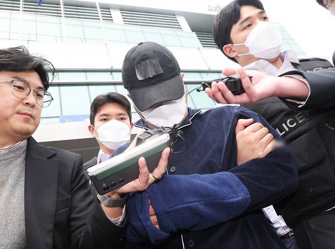 노부모와 처자식 등 일가족 5명을 살해한 혐의로 구속영장이 청구된 이아무개씨가 17일 구속 전 피의자 심문(영장실질심사) 출석을 위해 경기도 용인시 용인동부경찰서 유치장에서 나오고 있다. 연합뉴스
