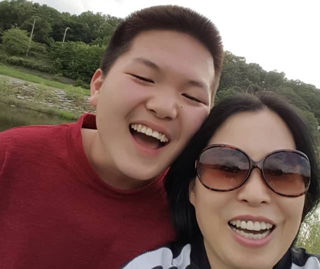 자폐성 장애, 주의력 결핍 과잉행동장애(ADHD)를 동시에 가진 아들 류인서씨와 그의 어머니 복성옥씨의 모습. 복씨 제공