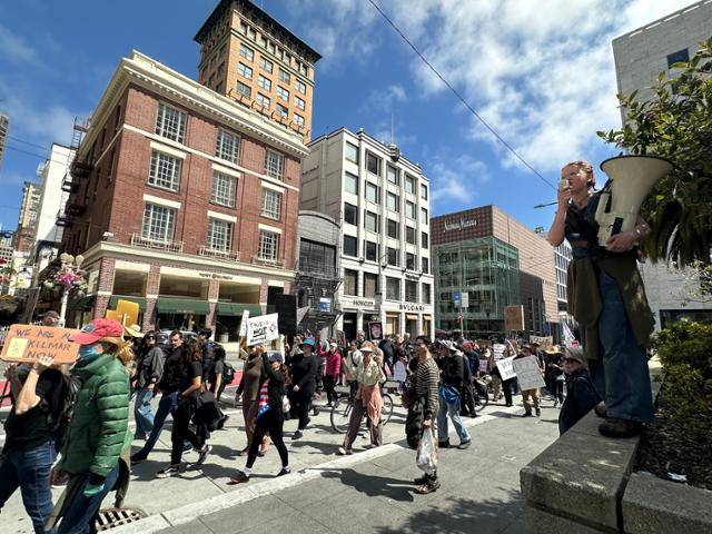 19일 미국 캘리포니아주 샌프란시스코 시내에서 시민 1,000여 명이 시위 주최자 케나의 구호에 맞춰 도널드 트럼프 대통령을 규탄하며 행진하고 있다. 샌프란시스코=이서희 특파원