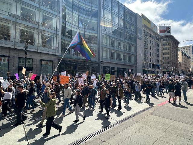 19일 미국 캘리포니아주 샌프란시스코 시내에서 시민 1,000여 명이 도널드 트럼프 대통령을 규탄하며 행진하고 있다. 샌프란시스코=이서희 특파원