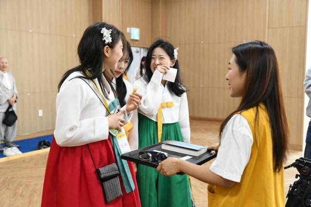 18일 경남 하동 쌍계사에서 열린 사찰체험 소개팅 '나는 절로' 여자 참가자들이 랜덤 데이트를 앞두고 로또 등 소지품을 고르고 있다. 하동= 박은경 기자
