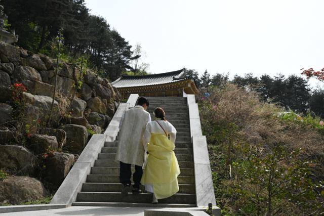 18일 경남 하동 쌍계사에서 열린 사찰체험 소개팅 '나는 절로' 남녀 참가자들이 이야기를 나누며 걷고 있다. 하동= 박은경 기자