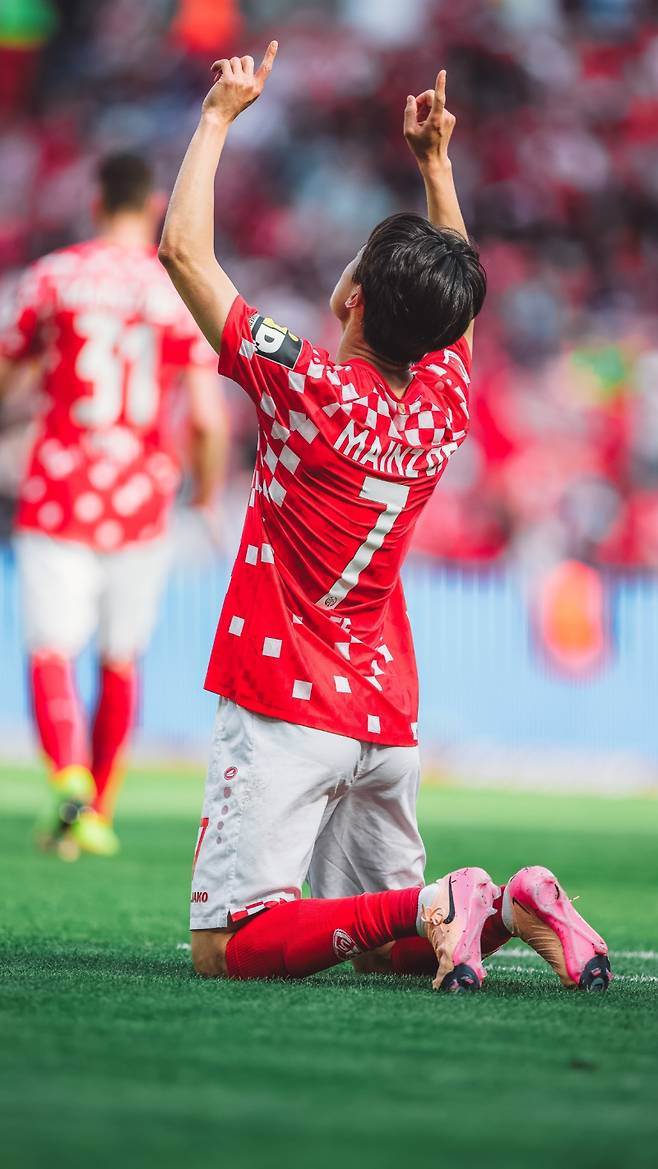 19일 볼프스부르크전 시즌 7호 골을 넣고 환호하는 마인츠 이재성. 사진=마인츠 SNS