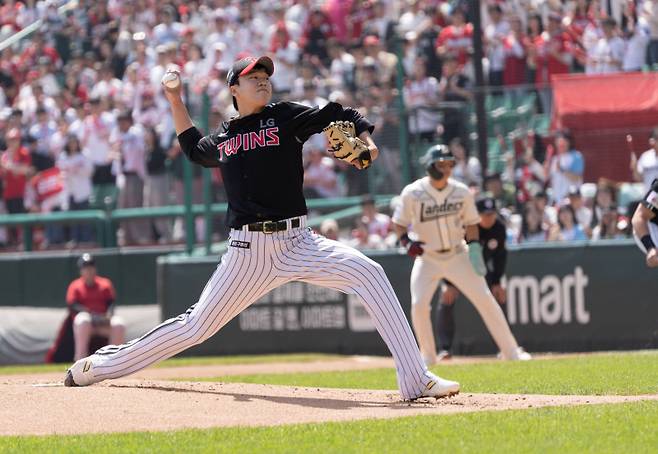 LG 김주온이 20일 인천 SSG 랜더스전 1회 말 공을 던지고 있다. LG 제공