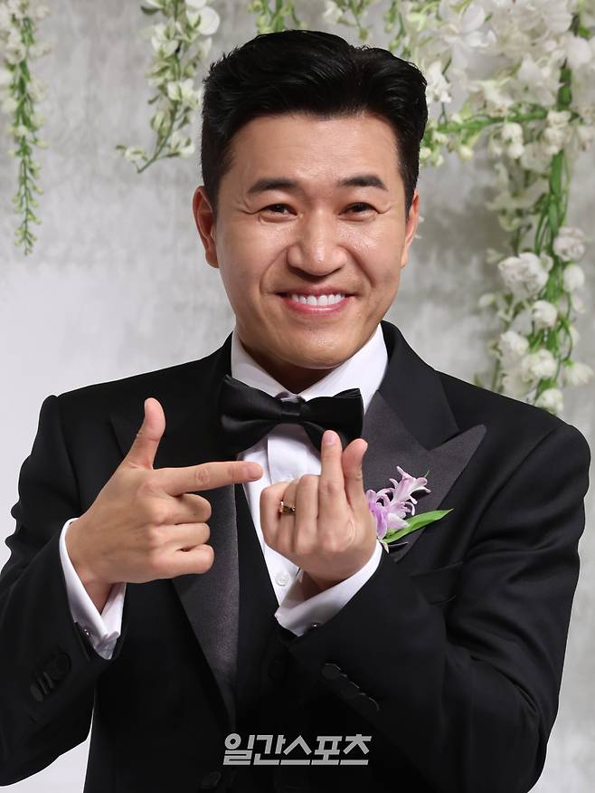 혼성그룹 코요태 김종민이 20일 오후 서울 중구 신라호텔 영빈관 에메랄드홀에서 열린 결혼식 /기자회견에 참석해 포즈를 취하고 있다. 서병수 기자 qudtn@edaily.co.kr /2025.04.20/
