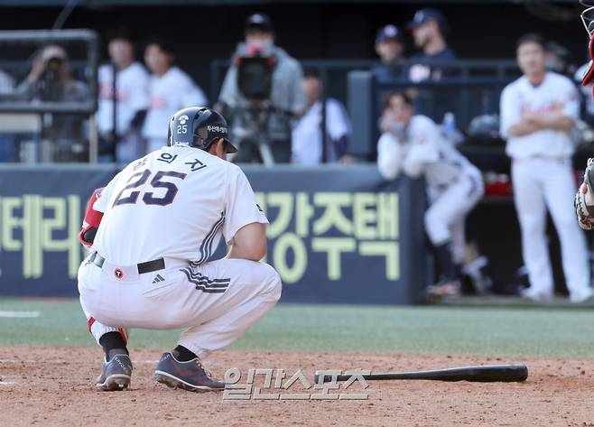20일 오후 잠실야구장에서 열린 2025 프로야구 KIA와 두산 경기. 두산 양의지가 9회 말 1사 만루에서 루킹 삼진을 당한 뒤 아쉬워하고 있다. 잠실=정시종 기자 /2025.04.20.