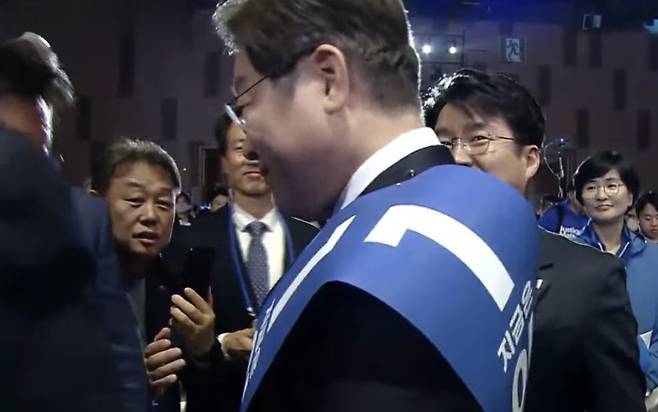 영남권 합계 투표 결과 발표 후에 이재명 후보가 당원들과 인사를 나누고 있다.(델리민주 유튜브)