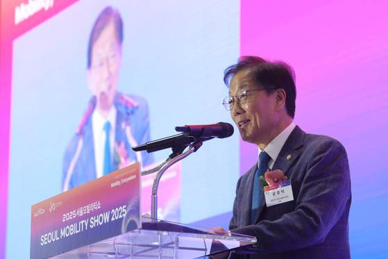 지난 4일 오전 경기도 고양시 킨텍스에서 열린 2025 서울모빌리티쇼 개막식에서 국회 모빌리티포럼 대표 윤후덕 더불어민주당 의원이 축사하고 있다. 연합뉴스