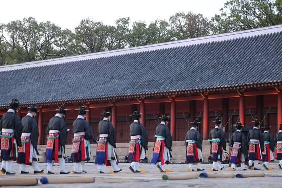 20일 대규모 수리를 마친 뒤 5년 만에 공개된 서울 종묘 정전에서 고유제가 열리고 있다. 연합뉴스