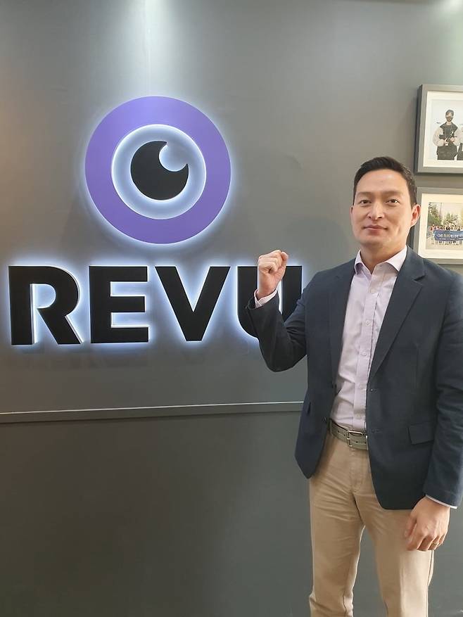 송인상 대표가 한국경제신문과 인터뷰 후 파이팅을 외치고 있다. 윤현주 기자