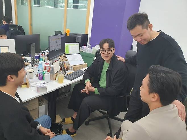 이성준 팀장(오른쪽 두 번째)이 영업 전략 회의를 주도하고 있다. 윤현주 기자