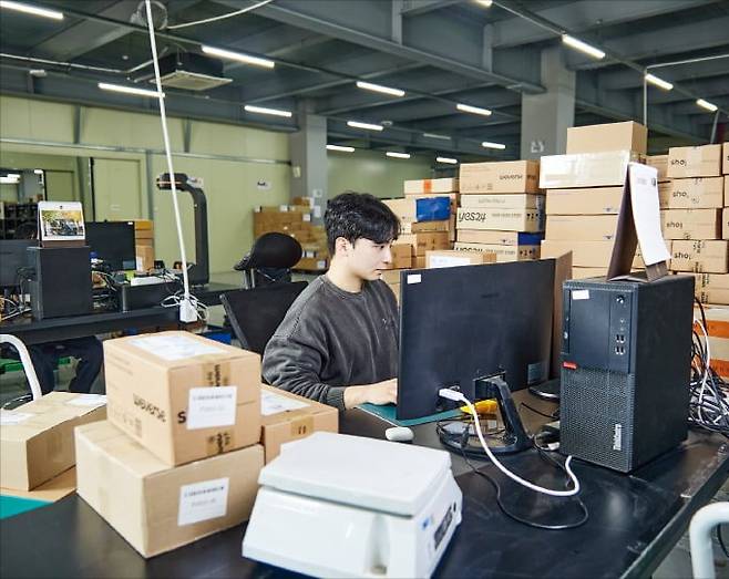 한 구매대행 역직구 업체 소속 직원이 부산 창고에서 해외 배송 작업을 하고 있다. 사진=딜리버드코리아 제공