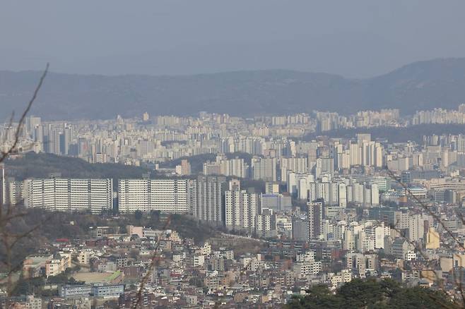 서울 북악산 청운대에서 바라본 아파트 단지. 사진=임형택 한국경제신문 기자
