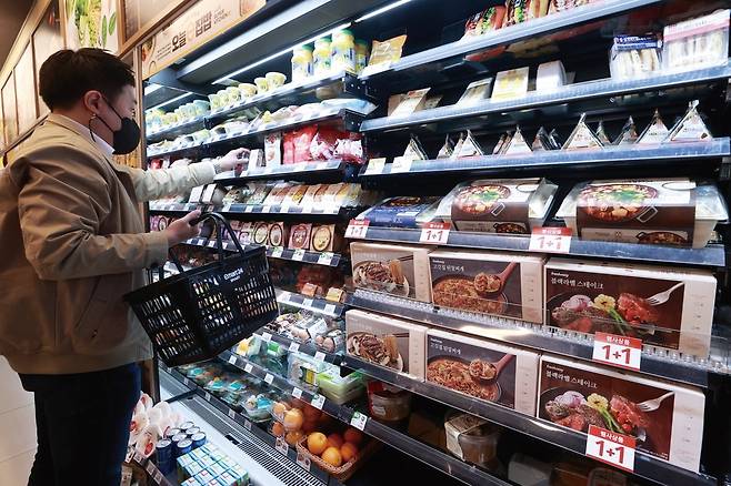한때 대형마트 냉장고 칸을 가득 채웠던 밀키트.  사진=한국경제신문