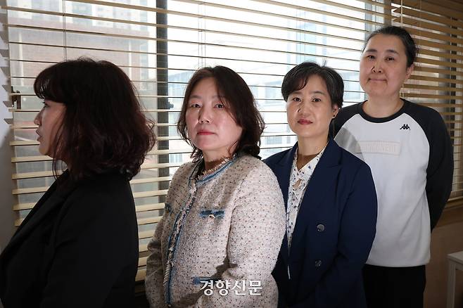 장애인 자녀를 둔 임숙정씨(왼쪽부터), 이형숙씨, 이정욱씨, 황선희씨가 지난 17일 서울 서대문구 한국중증중복뇌병변장애인부모회에서 경향신문과 인터뷰하고 있다. 정효진 기자