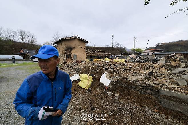 오는 21일로 영남 지역을 초토화시킨 동시다발 산불이 발생한 지 한달이 되는 가운데 20일 경북 의성군 단촌면 구계리에서 마을 주민 임종섭(68세)씨가 불에 타 무너진 이웃 집을 돌아보고 있다. 2025.4.20 이준헌 기자