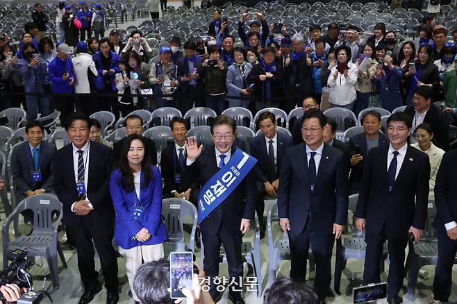이재명 더불어민주당 대선 경선 후보가 20일 울산광역시 울산전시컨벤션센터에서 열린 민주당 경선 영남권 합동연설회에서 경선 결과 1위를 기록한 뒤 기뻐하고 있다. 울산 | 성동훈 기자
