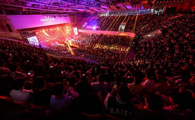 Audience packs the Korea Advanced Institute of Science and Technology's Lyu Keun-chul Sports Complex in Daejeon as Innovate Korea 2025 takes place on Wednesday. (Park Hae-mook/ The Korea Herald)