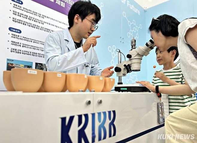 16~20일 대전 엑스포시민광장 일원에서 열리는 '2025 대한민국 과학축제' 한국생명공학연구원 전시관에서 오가노이드에 대해 설명하는 연구원. 사진=이재형 기자