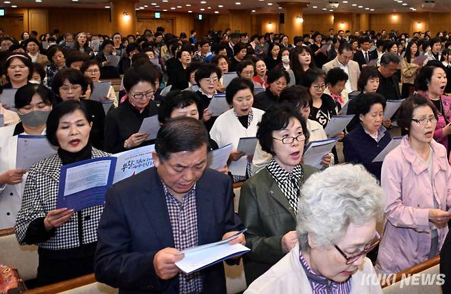 ‘부활, 회복의 은혜! 새역사 창조!’를 주제로 한국교회는 71개 교단이 연합해 전국 17개 광역시·도에서 '2025 한국교회 부활절 연합예배'를 드렸다. 한국교회 부활절 연합예배는 올해가 한국 기독교 140주년인 것을 기념하기위해 서울 광림교회에서 열렸다.