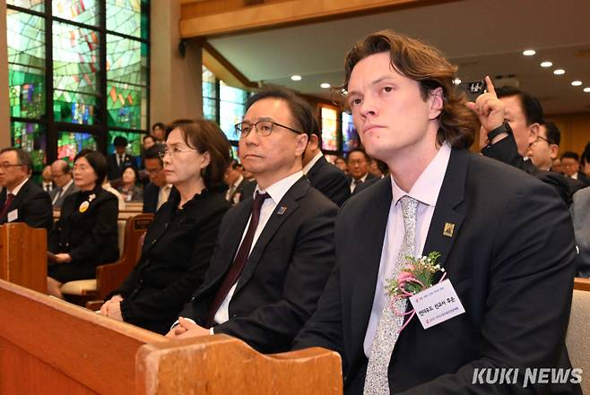 김영걸 예장통합 총회장의 축도로 예배를 마친 뒤에는 ‘환영과 결단’의 시간이 이어졌다. 이 자리에선 한국기독교선교140주년기념위원장 소강석 목사와 헨리 G 아펜젤러 선교사의 5대손 매튜 셰필드(사진 맨 우측) 등이 축사와 감사 인사를 전했다.