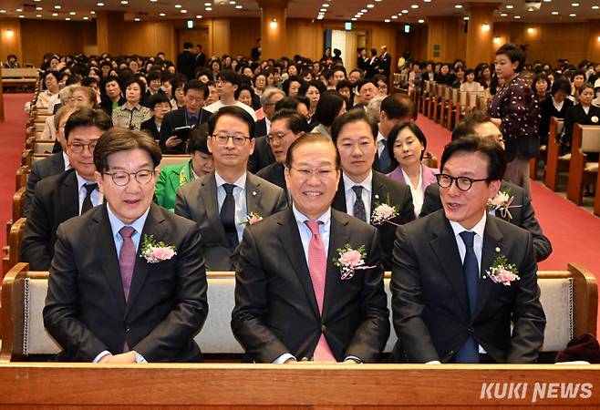 권영세 국민의힘 비상대책위원장과 권성동 원내대표, 김민석 더불어민주당 최고위원 등 여야 의원들이 20일 오후 서울 강남구 광림교회에서 열린 '2025 한국교회 부활절 연합예배'에 참석했다. 앞줄 왼쪽부터 권성동 국민의힘 원내대표, 권영세 비대위원장, 김민석 최고위원