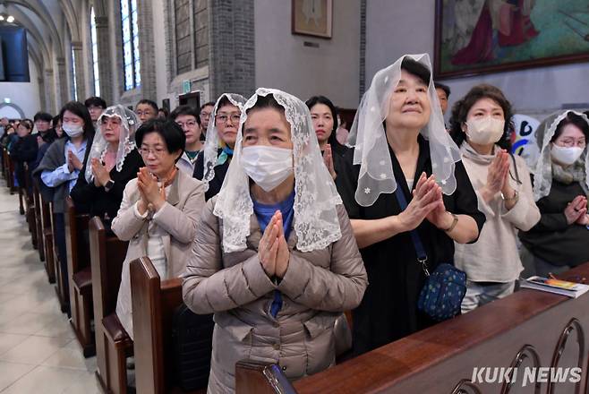 예수의 고난과 부활의 의미를 되새기는 부활절을 맞아 20일 서울 명동 성당에서 열린 ‘주님 부활 대축일 미사’에 참석한 신자들이 경건한 마음으로 미사를 드리고 있다.
