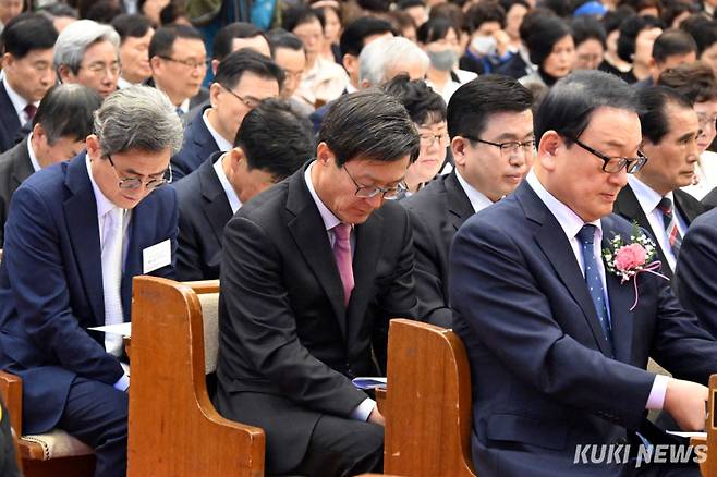 20일 서울 강남구 광림교회에서 열린 '2025 부활절연합예배'에서 예배에 참석한 교인들이 두손모아 기도하고 있다. 예배에는 각 교단 지도자와 정치인, 교인 등 4500여명이 참석해 다시 사신 예수 그리스도가 이 땅에 남긴 사명을 재확인하며 부활의 기쁨을 나눴다.