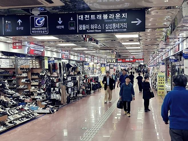 6·3 대선을 46일 앞둔 지난 18일 대전 동구 중동의 역전지하상가에서 시민들이 이동하고 있다. 대전역 인근인 이곳은 서구 둔산동 일대가 신도시로 잡으면서 이전보다 한적해진 모습이다. 송태화 기자