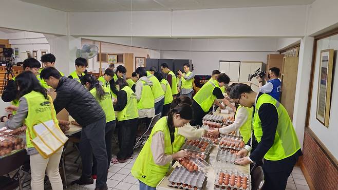 본동교회 봉사자들이 19일 서울 용산구 성민교회에서 동자동 주민들에게 전달할 부활절 달걀을 포장하고 있다. 한국교회봉사단 제공