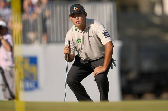 20일(한국시간) 미국 사우스캐롤라이나주 힐턴 헤드 아일랜드의 하버타운 골프 링크스에서 열린 PGA 투어 RBC 헤리티지 3라운드에서 단독 선두에 자리한 김시우가 16번 홀에서 신중하게 퍼트 라인을 살피고 있다. 연합뉴스