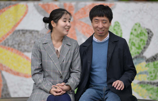 지난 9일 서울 강북구에서 만난 채영찬(오른쪽)·손혜선씨 부부. 시각장애가 있는 두 사람은 자신들처럼 앞을 잘 못 보는 자녀 2명을 키우고 있다. 이들은 "장애가 있지만 아이들에게는 무엇이든 해 주는 부모가 되고 싶다"고 말했다. 최현규 기자