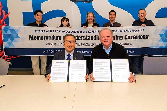 김의철 국립해양과학관장이 지난 16일(현지시간) 테리 타미넨 미국 알타시 해양연구소장과 업무협약을 체결한 후 기념사진을 찍고 있다. 국립해양과학관 제공