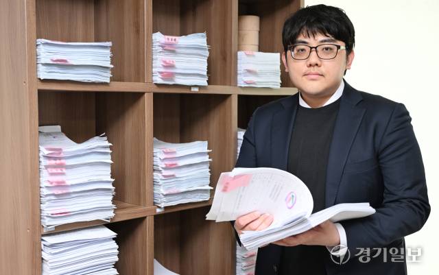 이재훈 인천지법 국선전담변호사가 인천 미추홀구 국선전담변호사 사무실에서 경기일보와 인터뷰를 한 뒤 사진 촬영을 하고 있다. 조병석기자