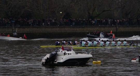 세계 최고의 전통을 자랑하는 옥스포드와 케임브리지 대학의 조정 경기 모습.