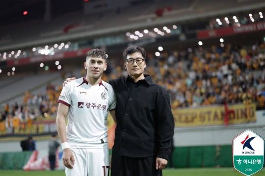 경기 마치고 헤이스와 포즈 취하는 광주의 이정효 감독(오른쪽). 사진[연합뉴스]