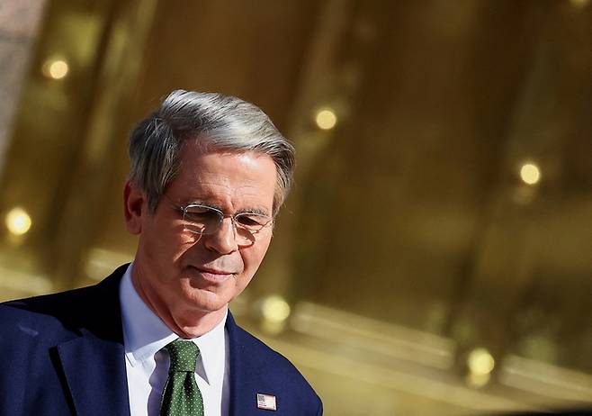 14일(현지시간) 아르헨티나 부에노스아이레스를 방문한 스콧 베선트 미국 재무장관이 회의를 마치고 경제부 청사를 나오고 있다. [로이터 연합]