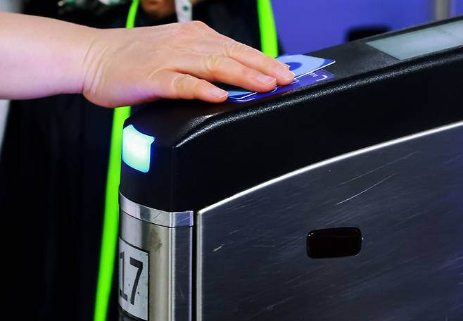 서울지하철 1호선 시청역을 이용하는 시민의 모습. <연합뉴스>