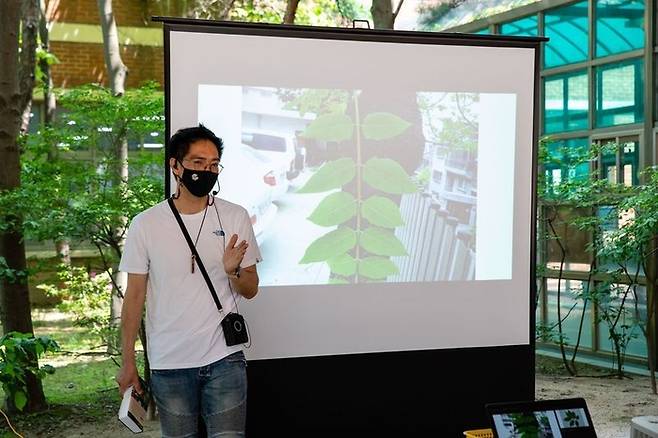 학생들에게 나뭇잎의 모양을 보여주며 설명하고 있는 안재정 환경교사