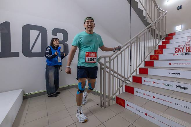 롯데월드타워 ‘스카이런’ 계단에서 뛰는 모습 <사진=롯데물산>