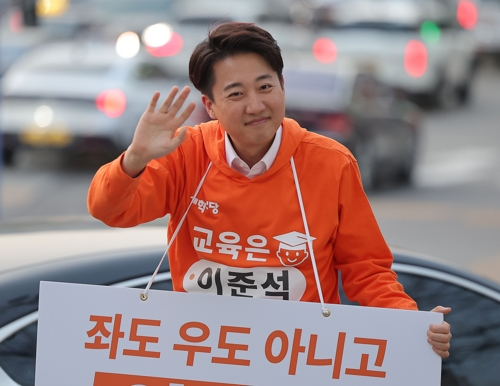 개혁신당 대선 후보인 이준석 의원이 지난 18일 서울 강남구 은마아파트 입구 사거리에서 퇴근길 인사를 하고 있다. [사진 출처 = 연합뉴스]