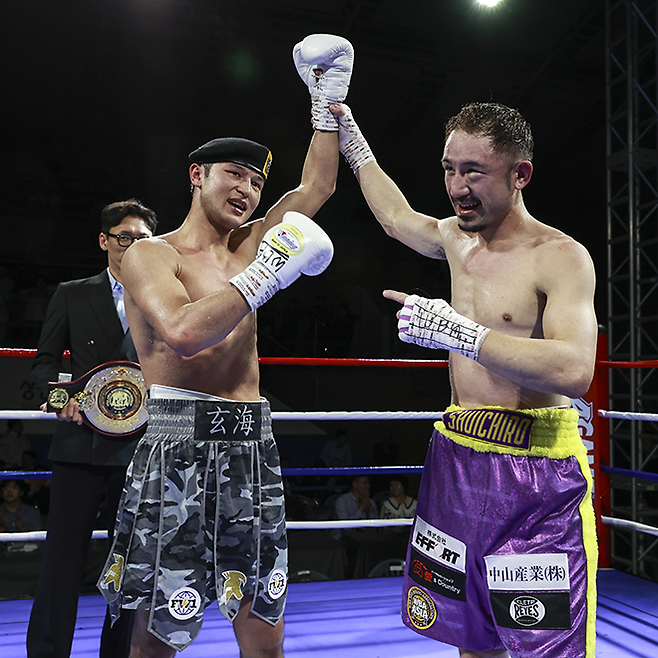 세계복싱기구 아시아태평양 및 동양태평양복싱연맹 통합 챔피언을 지낸 요시노 슈이치로가 2025년 4월 세계복싱협회 라이트급 아시아 제패 실패 후 타이틀 1차 성공 챔피언 최시로를 인정하고 있다. 사진=FINAL FLASH 박종혁 기자