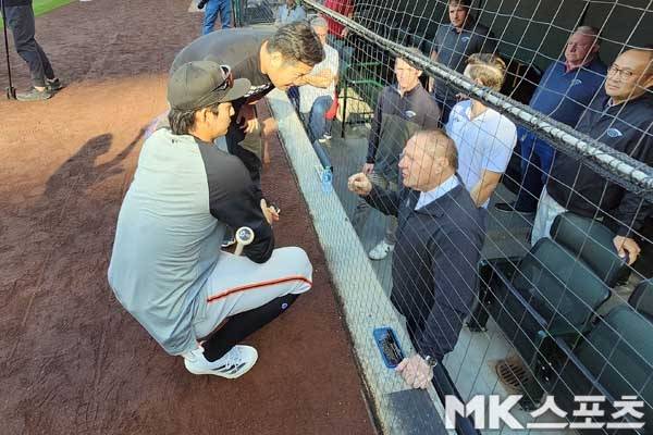 스캇 보라스가 이정후와 이야기를 나누고 있다. 사진(美 애너하임)= 김재호 특파원