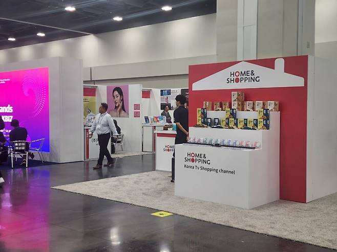 지난 17일 미국 애틀란타 가스 사우스 컨벤션 센터(Gas South Convention Center)에서 열린 제23차 세계한인비즈니스대회 내 홈앤쇼핑 부스 모습/사진=홈앤쇼핑