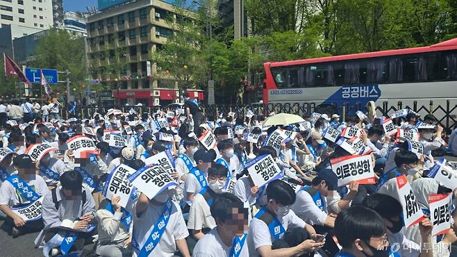 20일 오후 2시 서울 중구 숭례문 일대에서 열린 대한의사협회(의협) 주최 '의료정상화를 위한 전국의사궐기대회'에 참석한 의과대학 학생 참가자들. /사진=홍효진 기자