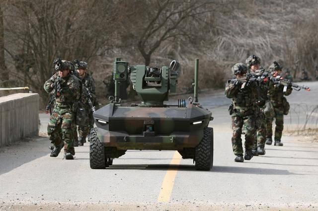 지난달 12일 경기 파주시 무건리 훈련장에서 2025 자유의 방패(FS) 연합연습의 일환으로 실시된 유무인 복합전투체계 활용 한미연합 대량파괴무기(WMD) 제거훈련에서, 25사단 장병들과 다목적 무인차량이 장애물을 개척하며 전진하고 있다. 사진공동취재단