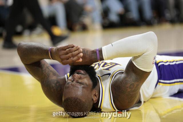 르브론이 20일 미네소타와 플레이오프 1차전 도중 넘어져 고통을 소호하고 있다. /게티이미지코리아